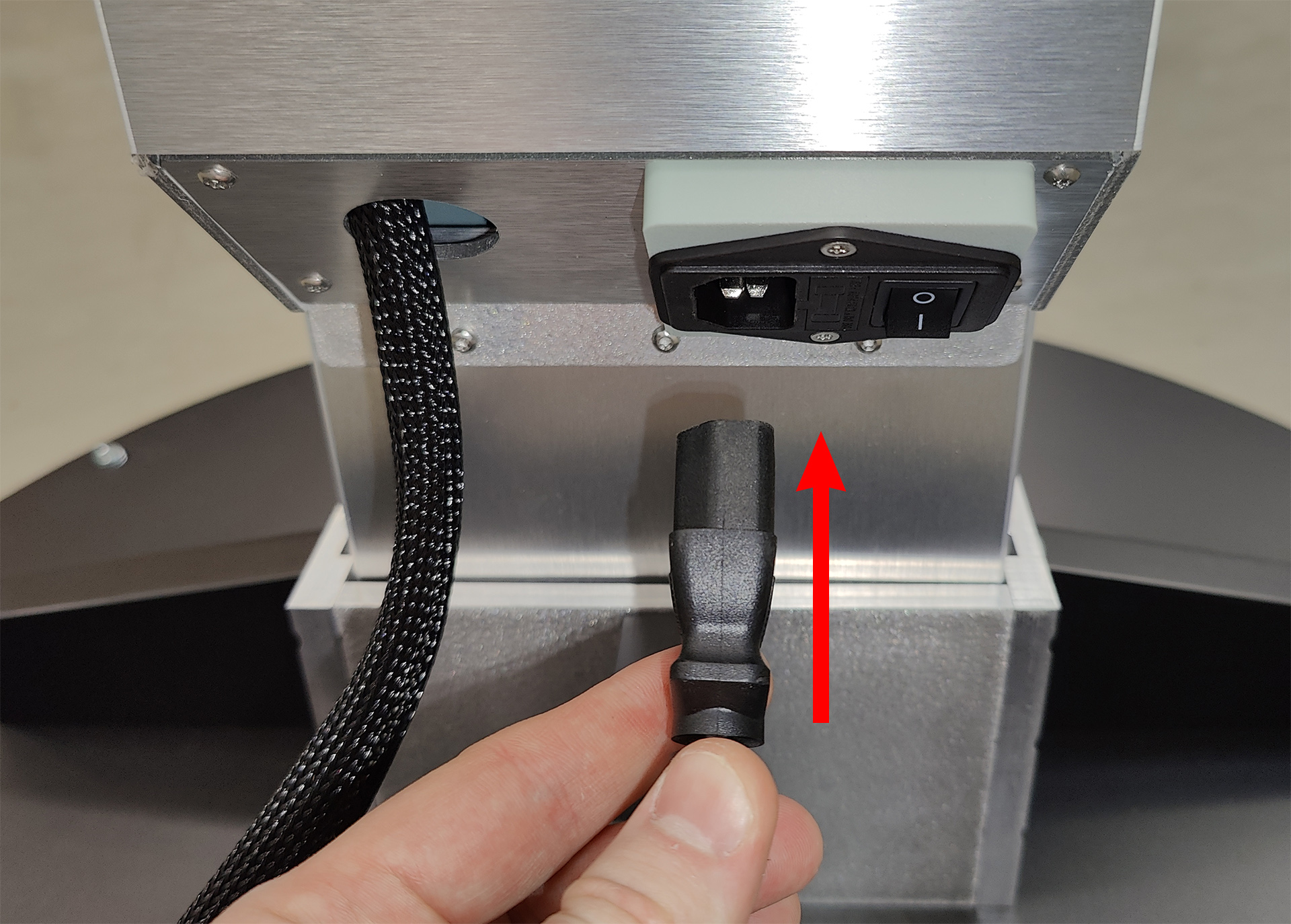 Подключение кабеля питания к колонне