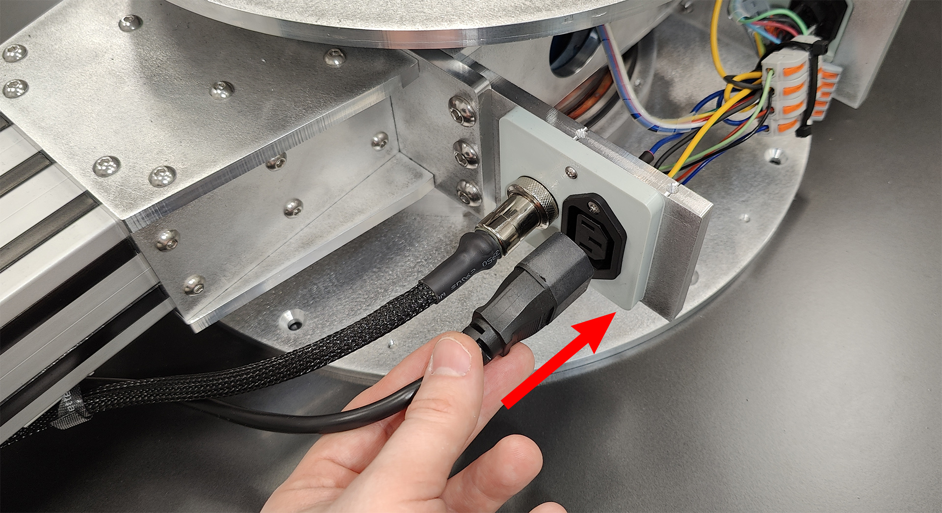 Подключение кабеля питания колонны